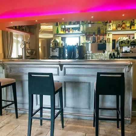 Le Victor Hugo - Et Restaurant - Logis Hotel 2*