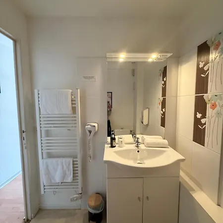 Le Victor Hugo - Et Restaurant - Logis מלון